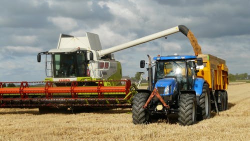 MAQUINARIA AGRÍCOLA COSECHADORA Y TRACTOR